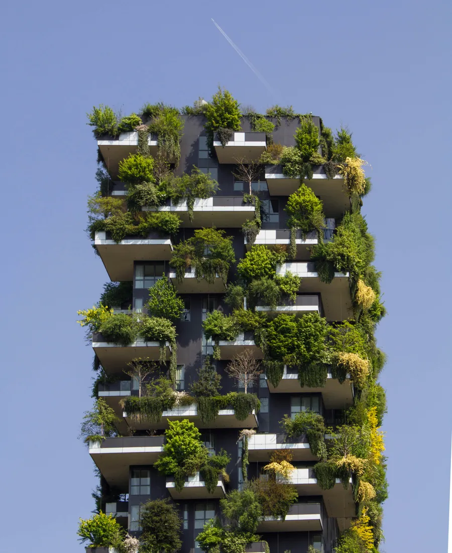Facciata di un edificio ricoperta da un giardino verticale, architettura sostenibile.