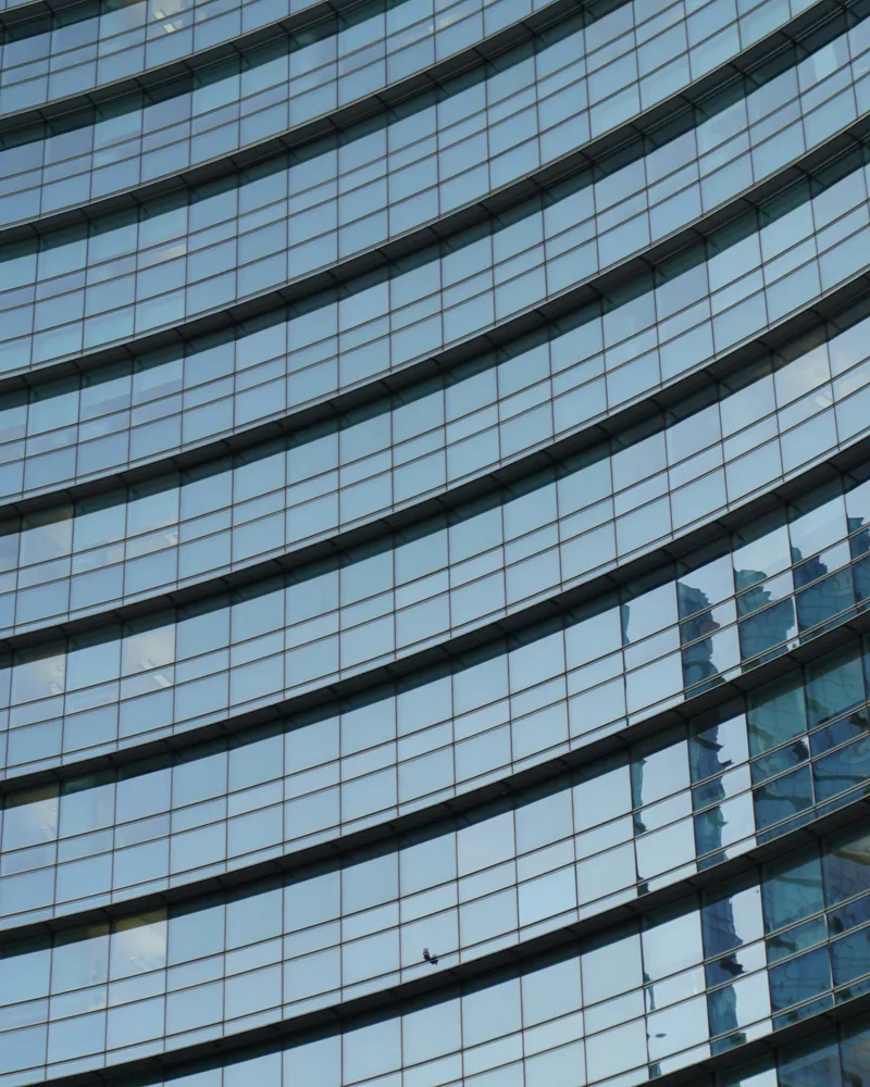 Facciata in vetro di un edificio direzionale moderno.
