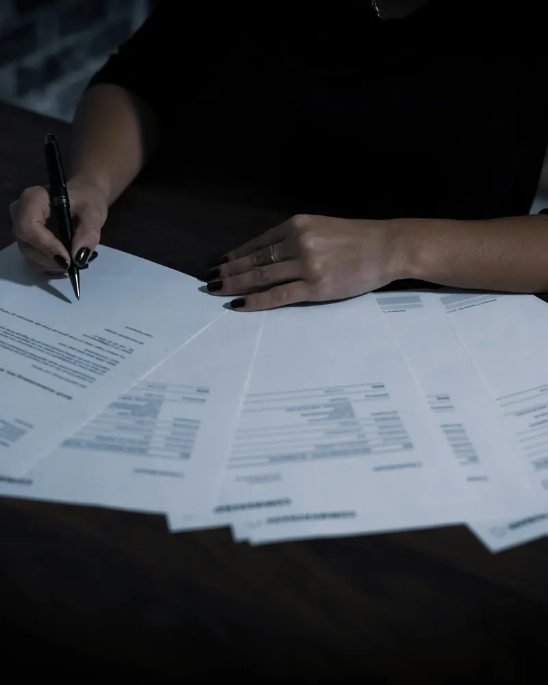 Documenti e appunti di lavoro disposti su un tavolo.